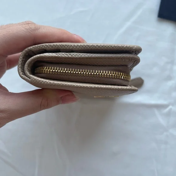 PRADA WOMEN WALLET USED